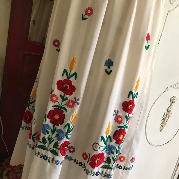 This one is a beauty! Vintage Hungarian embroidered ethnic BoHo peasant dress - Picture 4 of 11